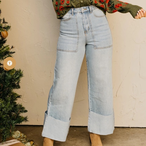 Le Lis Denim - NWOT- Le Lis Light Wash High-Rise Wide Cuff Boutique Leg Jeans 100% cotton